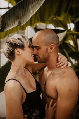 Séance photo en Couple à Orléans | Boudoir à deux dans une serre tropicale.